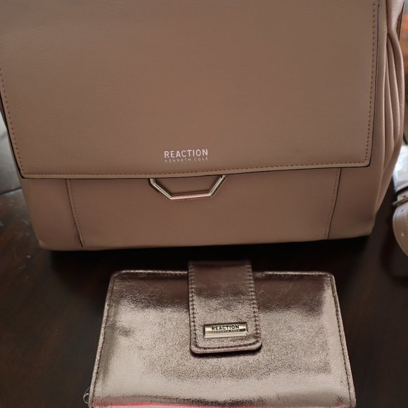 NWT-Reaction Kenneth Cole Back Pack & Wallet Set - Picture 3 of 17